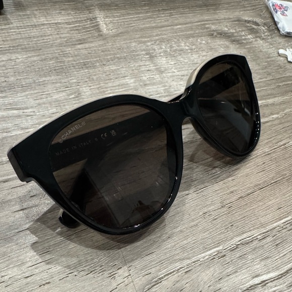 AUTHENTIC CHANEL SIGNET PHANTOS LOGO BUTTERFLY SUNGLASSES IN BLACK BEIGE - Picture 12 of 16